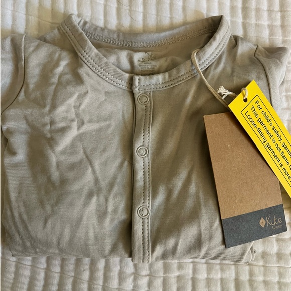 Kyte Baby snap romper in Oat - Picture 2 of 2